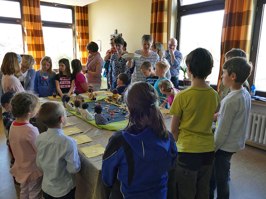 Kinderkarfreitagsliturgie im Gemeindezentrum (Foto: Karl-Franz Thiede)